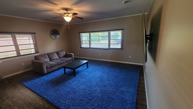 Building Photo - Kennedy Drive Retreat - 4 bedrm with bonus...