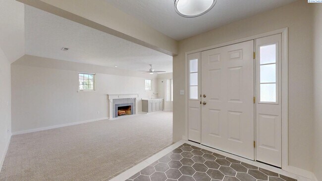 Building Photo - 2 bed, 2 bath townhome in Meadow Springs
