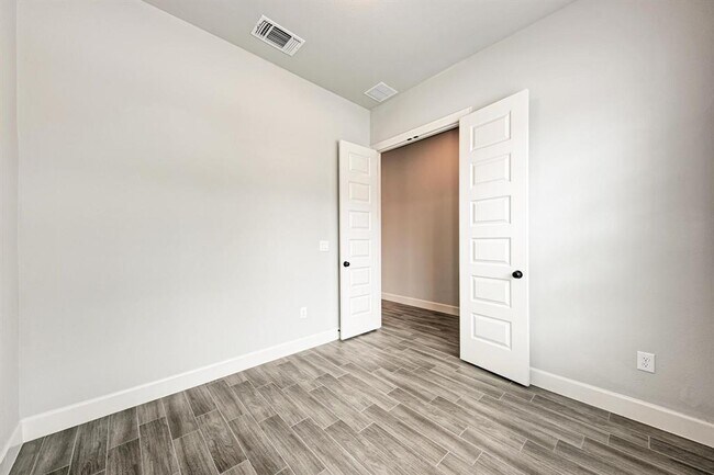 Building Photo - 12811 Stanford Dr