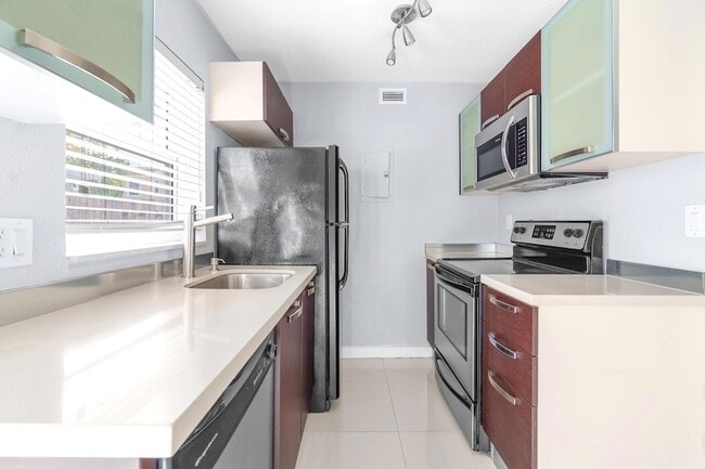 Building Photo - 416 NE 15th Ave