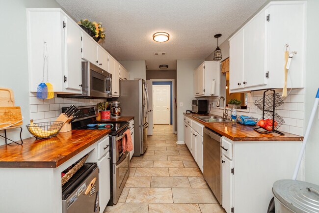 Building Photo - 425 Whirlaway Ct
