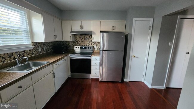 Building Photo - 500 Stratford Ct