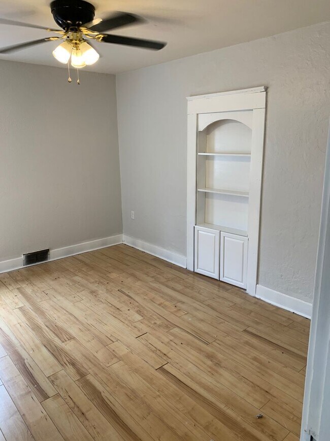 Building Photo - 3 bedroom 1 bath deck and yard