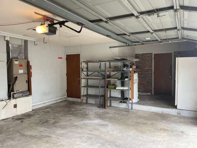 Building Photo - Large 3 Bedroom 2 Bath on Corner Lot!!
