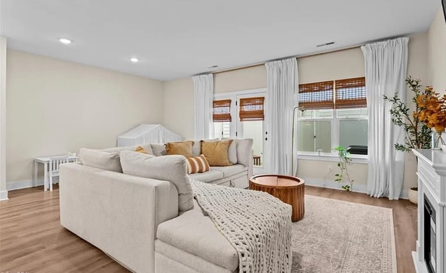 Building Photo - Like new modern maintenance free 3 bedroom 2.5 bath townhouse in Greensboro. Lawn care included.