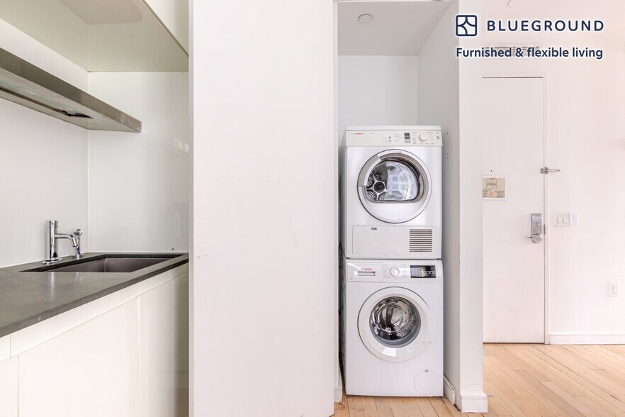 Building Photo - 70 W 45th St