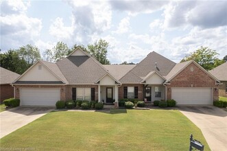 Building Photo - Spacious 3 bedroom 2 bath duplex