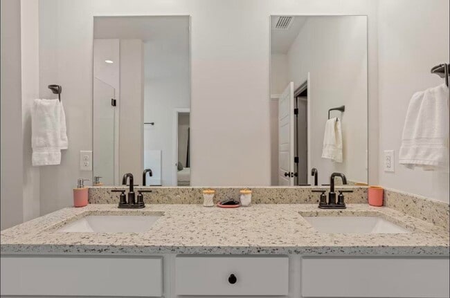 Building Photo - 2047 Hansel Hl Dr