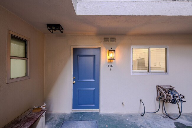 Building Photo - IN-UNIT LAUNDRY WITH ON-SITE PARKING!!