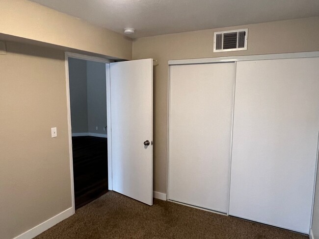 Building Photo - 2 Bedroom 1 Bath In Central Las Vegas