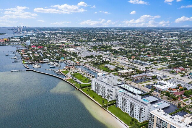 Building Photo - 301 Lake Shore Dr
