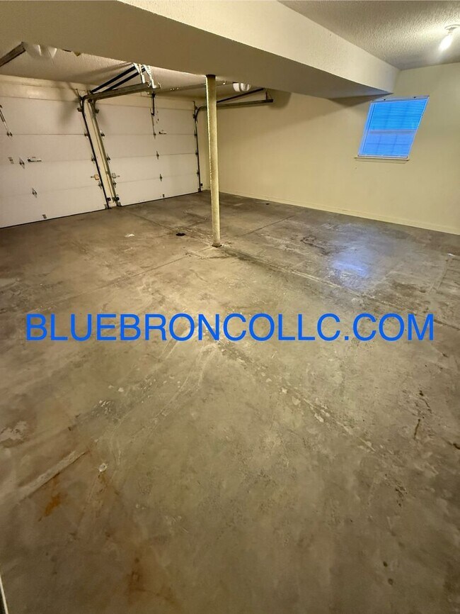 Building Photo - Check out this spacious home with thoughtf...
