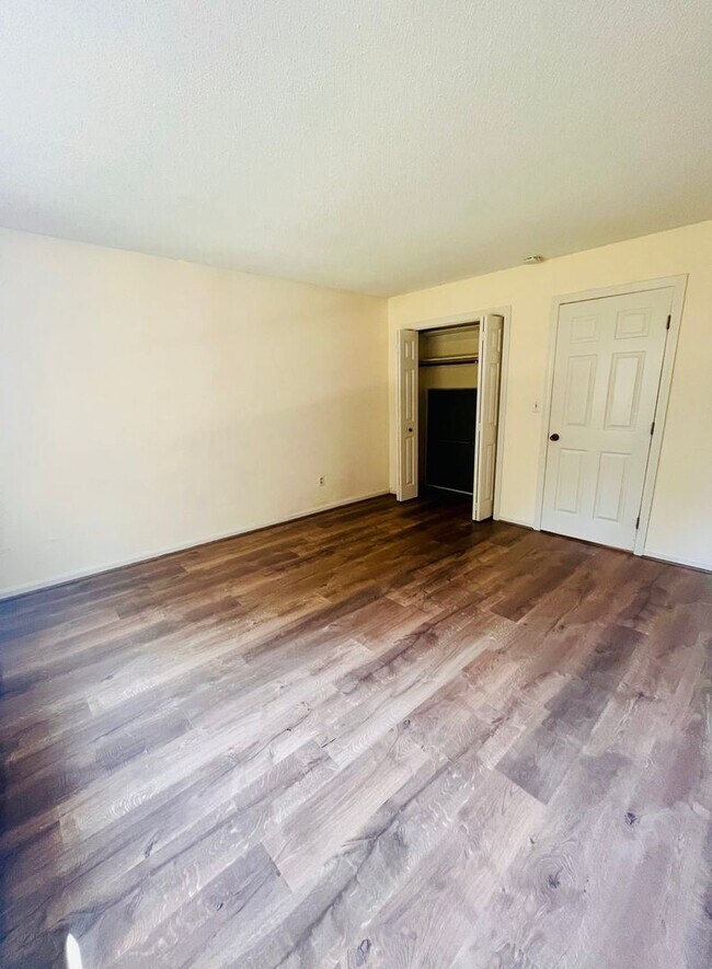 Building Photo - Two Bed, Two Full Bath Condo in Portsmouth...