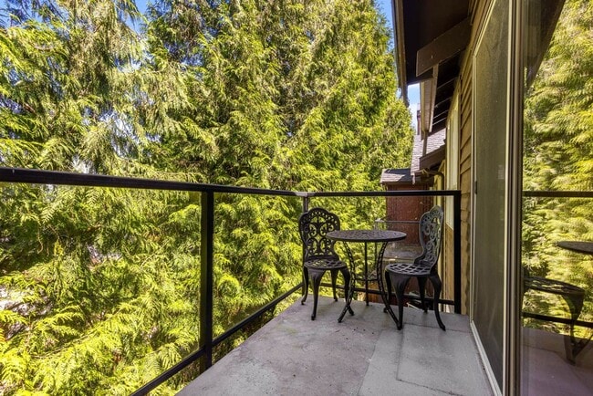 Building Photo - Updated Condo Close to Downtown Redmond and Microsoft!