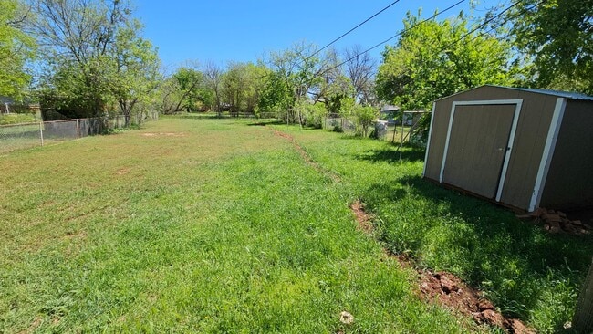 Building Photo - 3 bedroom, 1 bath, NEW hardwood floors!