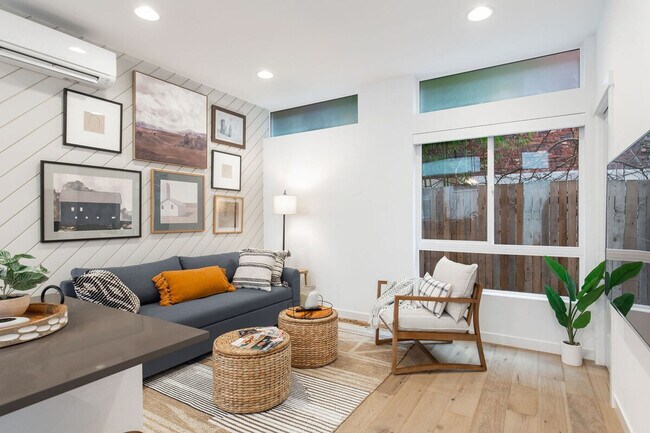 Building Photo - 628 10th Ave E