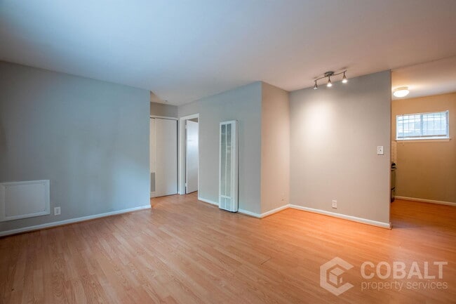 Building Photo - 905 Greenwood Ave NE