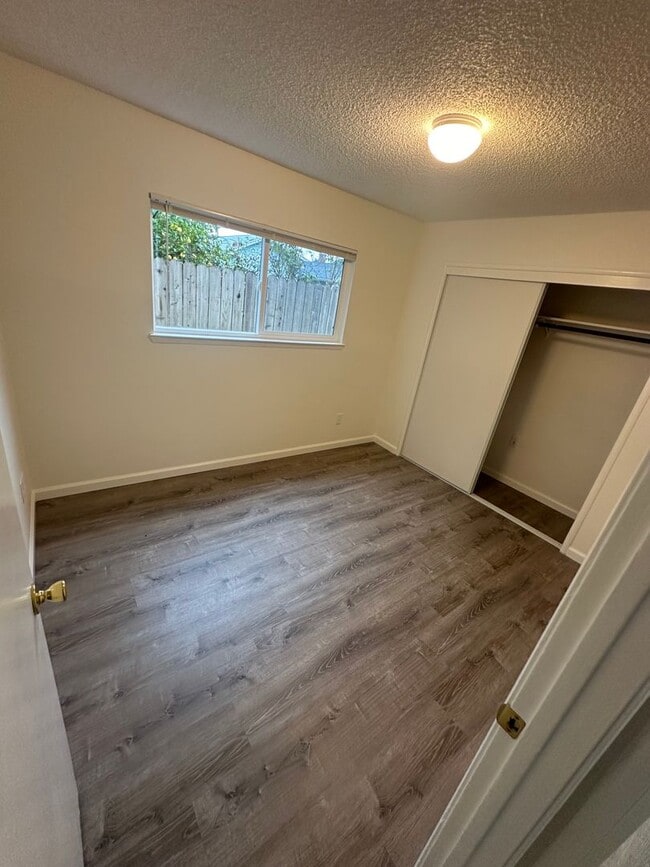 Building Photo - Nice move-in ready two bedroom one bath unit