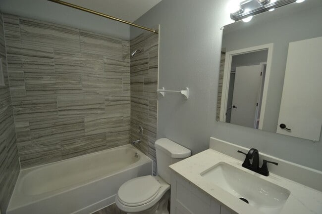Building Photo - Available NOW, 2 bedroom townhome w/ AC! -...