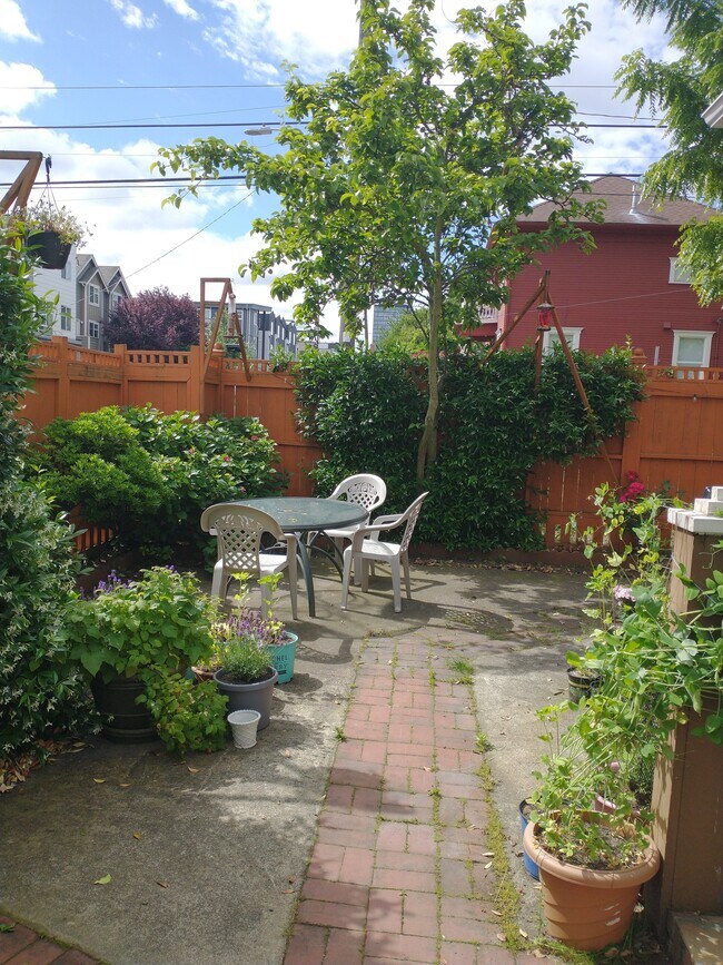 Building Photo - 5501 Brooklyn Ave NE