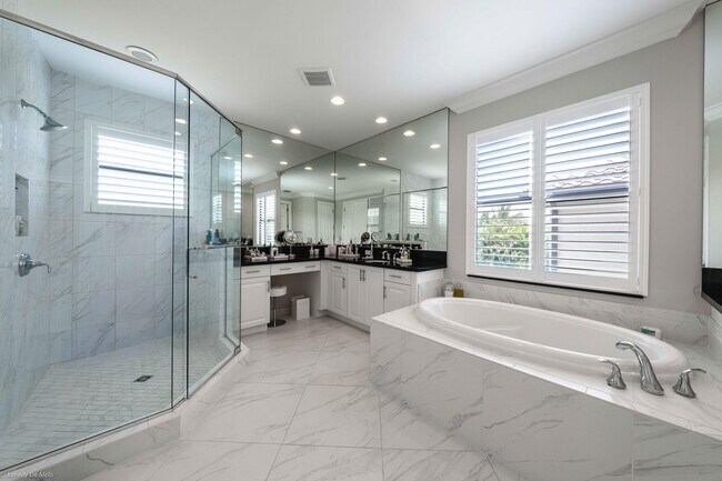 Building Photo - 9368 Eden Roc Ct