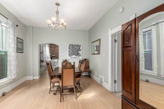 Building Photo - Lovely Victorian duplex for rent 2 bed / 1 bath