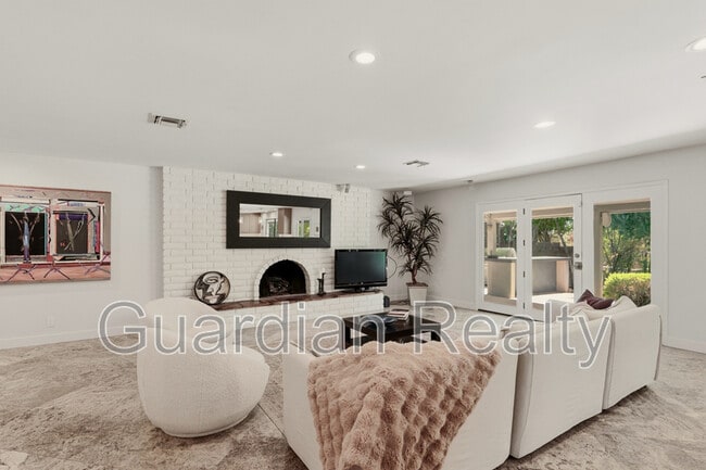 Building Photo - 3007 La Mesa Dr