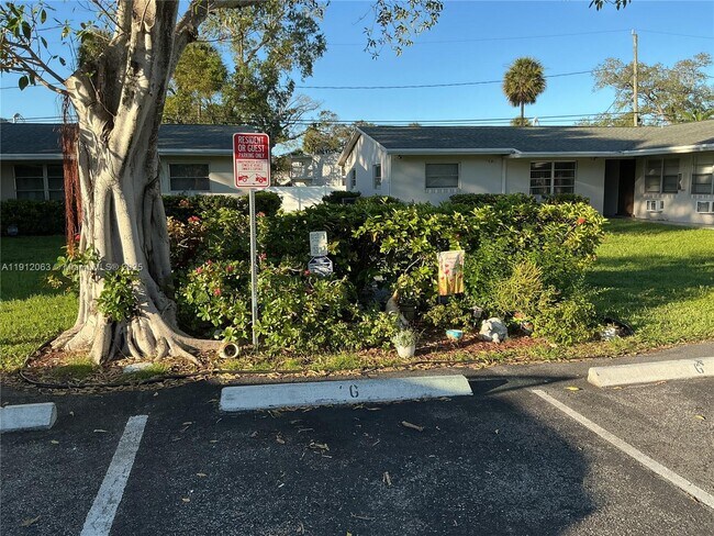 Building Photo - 1433 SW 24th Ct