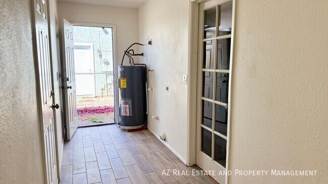 Building Photo - 4502 W Edgemont Ave