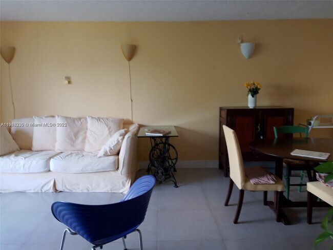 Building Photo - 9350 Fontainebleau Blvd