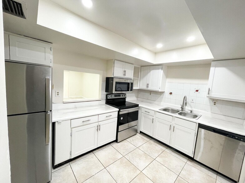 Building Photo - 4583 Barclay Cres