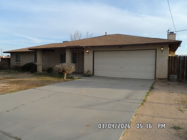 Building Photo - 3 Bedrooms, 1.75 Bathrooms, Approx. 1542 sq. ft., 2 Car Garage, Covered Patio, Large Fenced Corne...