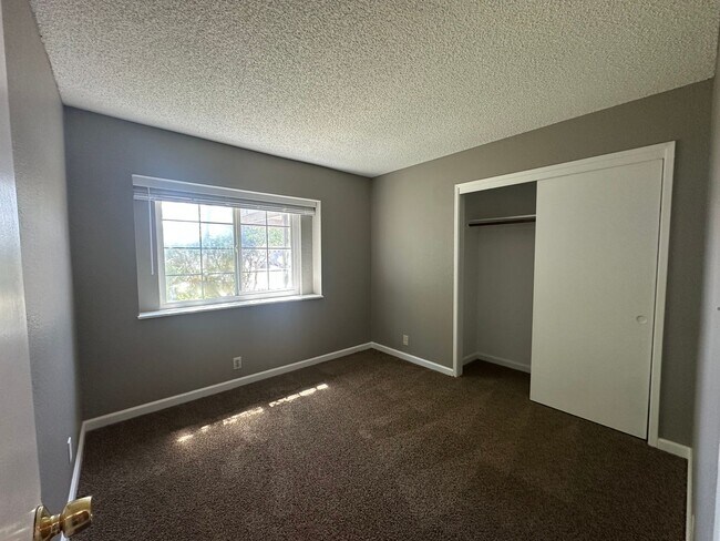 Building Photo - 1175 E Edison St