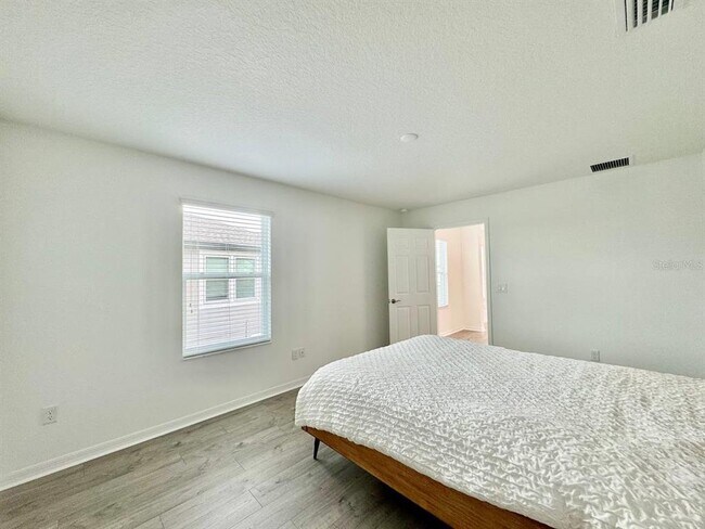 Building Photo - 5732 Newberry Pnes Ave