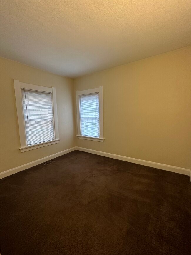 Building Photo - Two bedroom duplex West Toledo