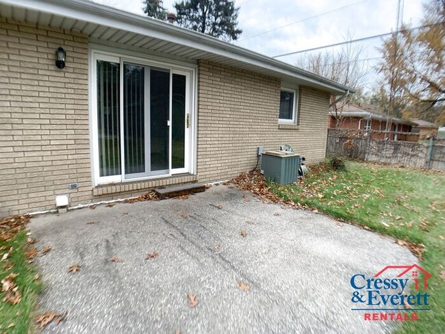 Building Photo - 2 Bed Duplex - Great Yard!