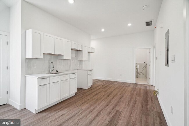 Building Photo - 5164 Ridge Ave