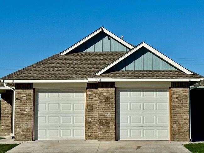 Building Photo - New Modern 2BR/2BA Duplex | Fully Furnished | Pet-Friendly