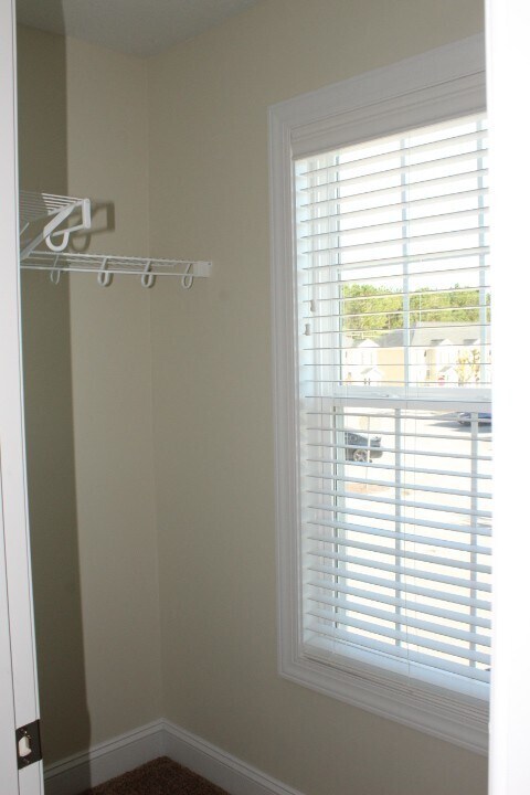 Building Photo - Gorgeous Townhome!