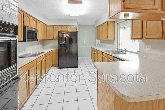 Building Photo - 5645 N Tuttle Ave