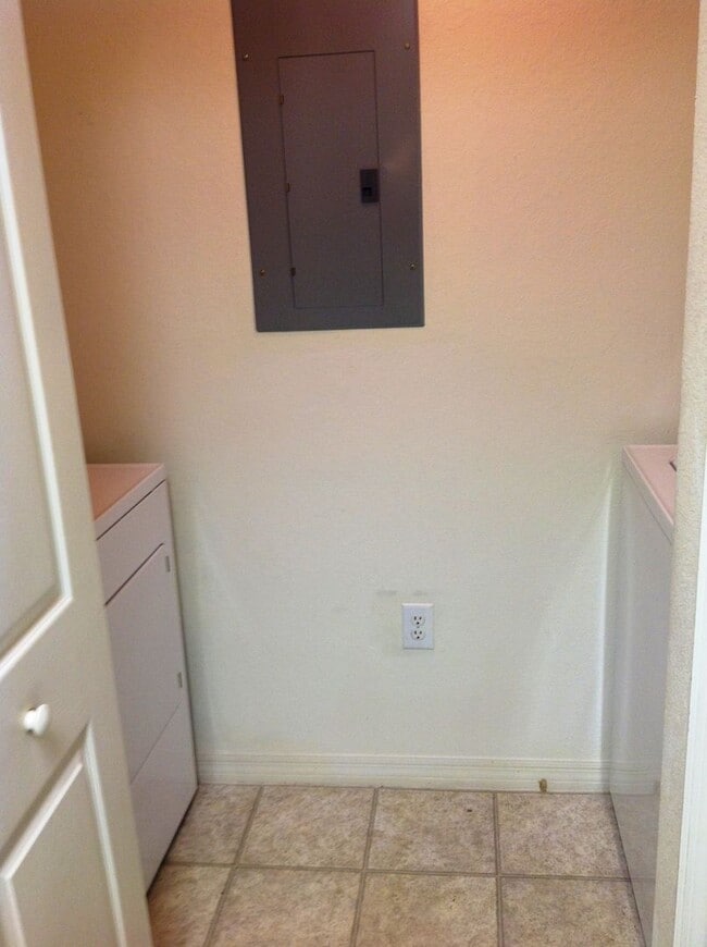 Building Photo - First Floor 2/2 in Gated Cypress Fairway !!