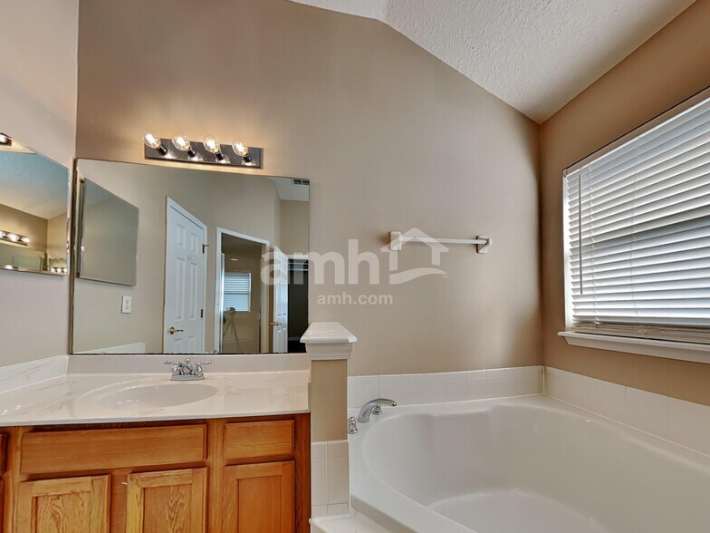 Building Photo - 3108 Silverado Cir