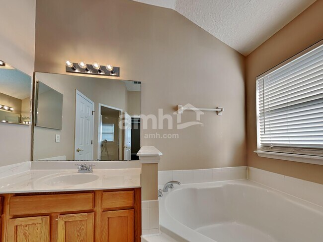 Building Photo - 3108 Silverado Cir