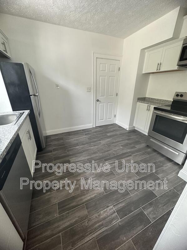 Building Photo - 1337 W 106th St