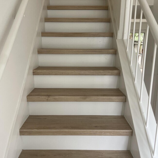 Building Photo - 411 N Cypress Dr