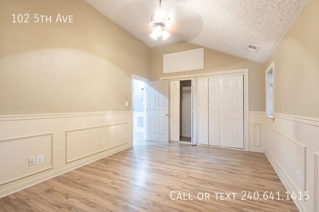 Building Photo - 102 5th Ave