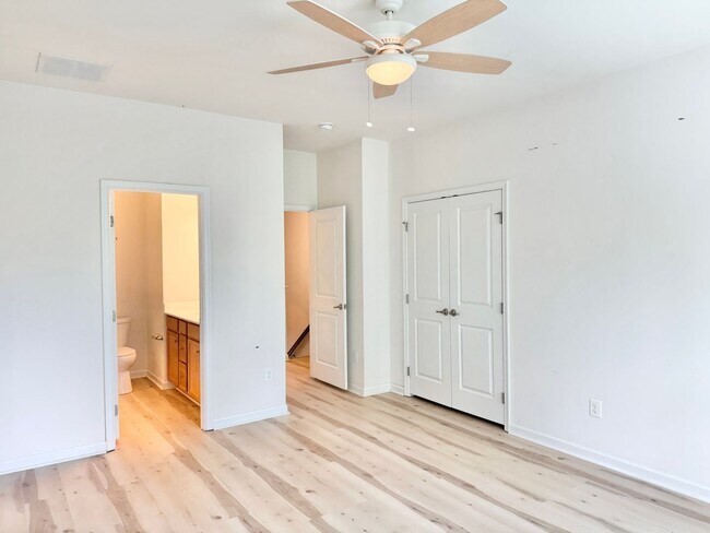 Building Photo - 127 Streamview Dr