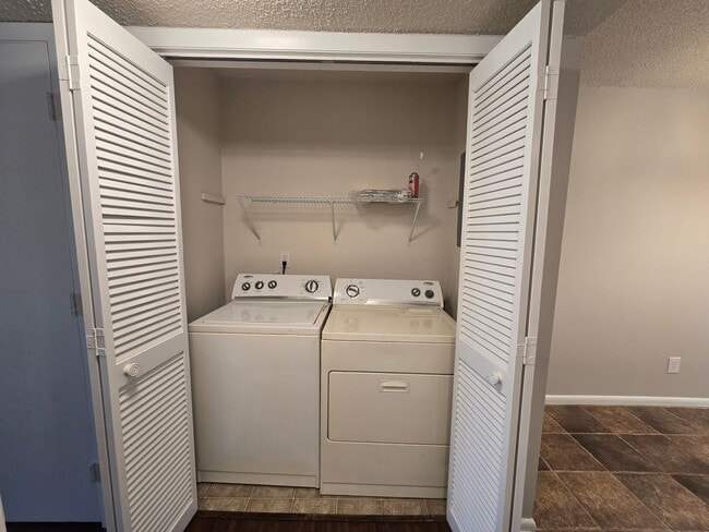 Building Photo - Stylishly Renovated End-Unit Townhome with Easy Raleigh Access