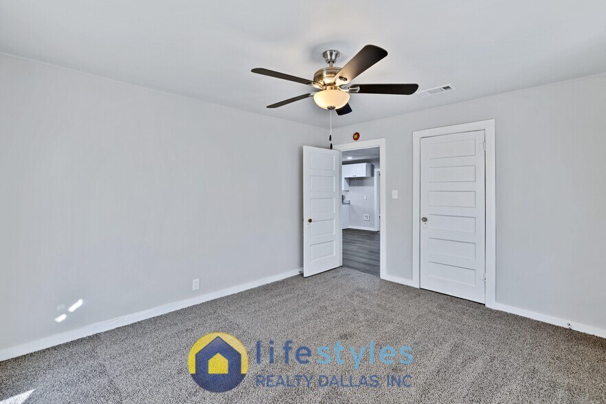 Building Photo - 907 NW Main St