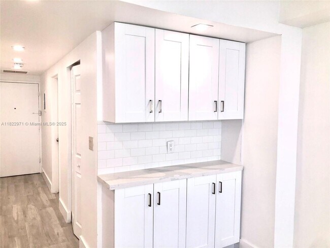 Building Photo - 905 Brickell Bay Dr